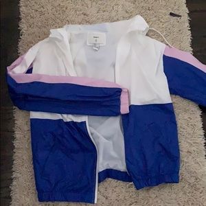WHITE WINDBREAKER WITH PURPLE AND BLUE STRIPES